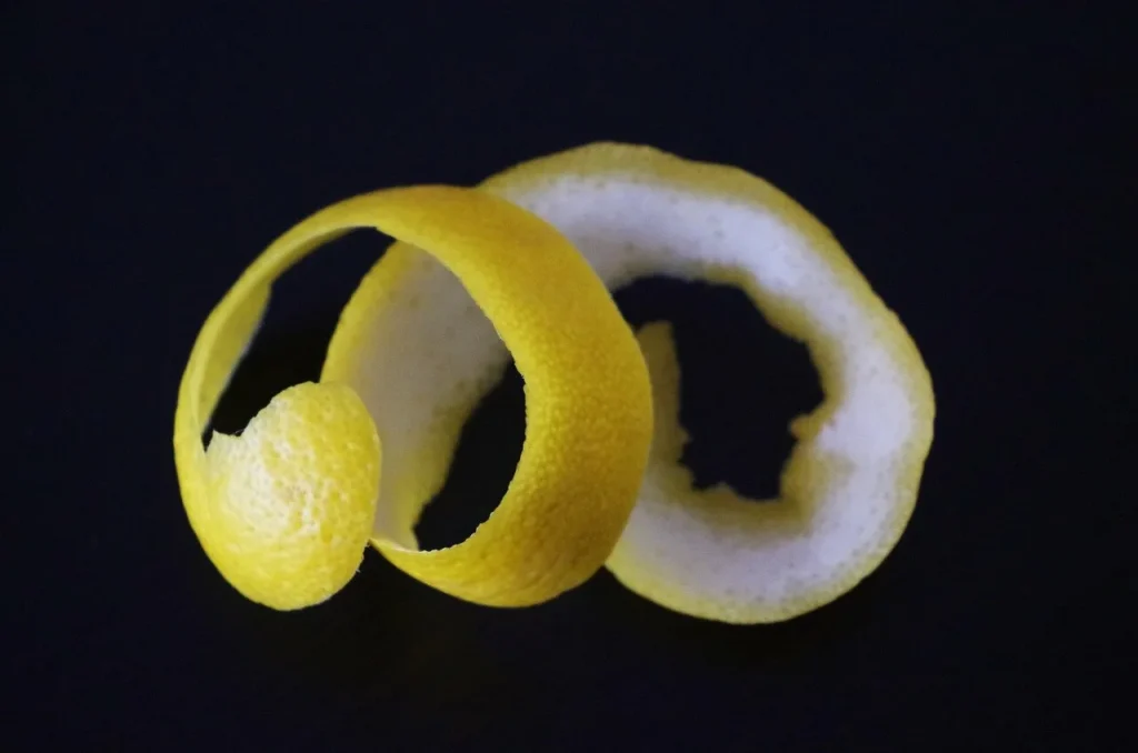 Neden bahçede limon kabuğunu gömmek gerekir ve ne işe yarar?