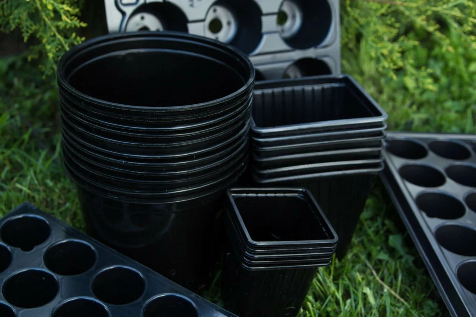 Ein Gärtner verwandelt übrig gebliebene Plastiktöpfe in eine glänzende Lösung für den Garten: „Was für eine tolle Idee!“