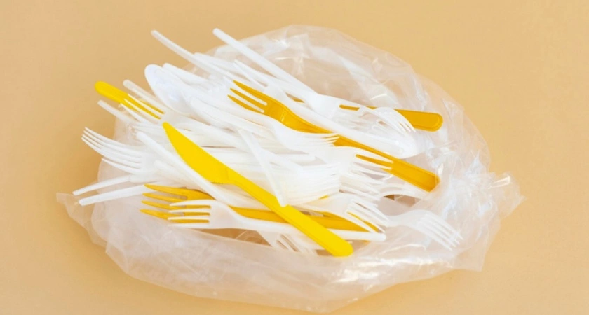 Der Nachbar stach den ganzen Garten mit Plastikgabeln - und löste das alte Problem: ein brillantes Lifehack.