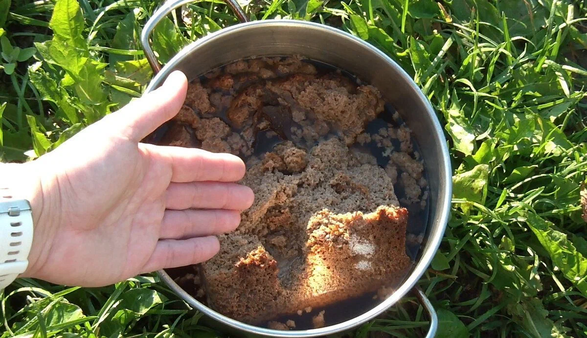 Büyükanne Nisan ayında domates ve salatalık için gübre hazırlar. Zengin hasat karışımı, çiçekleri sulamak için de uygundur.