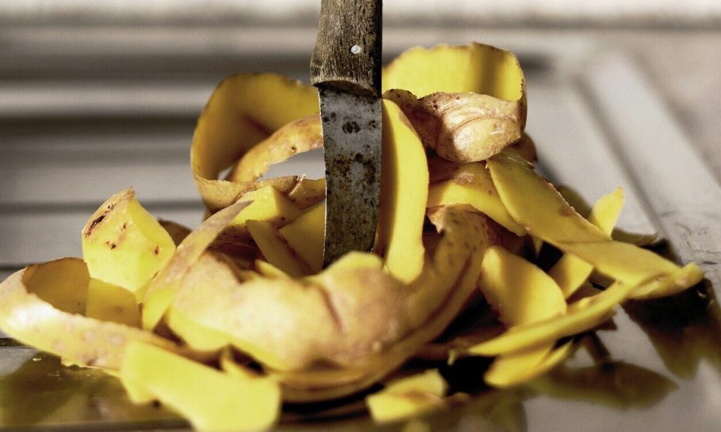 Kartoffelschalen als Dünger: Wie man Lebensmittelabfälle für den Garten benutzt 