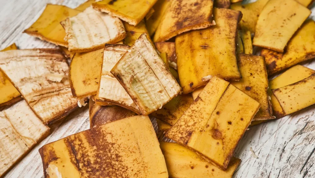 Warum ist es gut, die Blätter von Pflanzen mit einem Bananenschalen zu wischen: erstaunlicher Trick