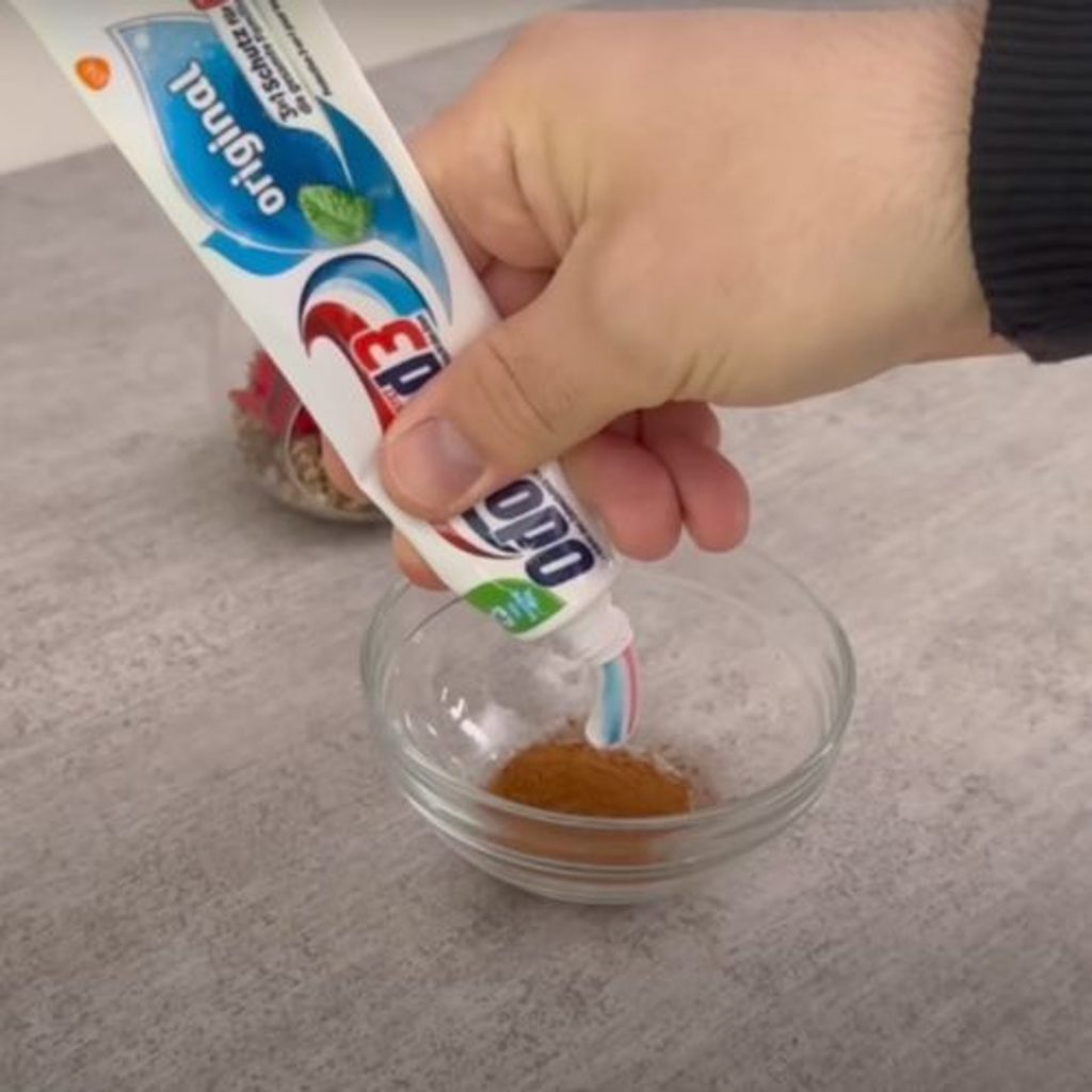 Nehmen Sie das Toilettenpapier und streuen Sie es mit Zimt. Nach einer Weile werden Sie aus dem Erstaunen heraus sein, Ihre Augen zu reiben