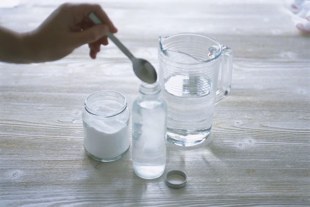 Greifen Ihre Pflanzen in dieser Saison Blattläuse an? Panikieren Sie nicht, ein einfaches Küchenprodukt hilft Ihnen, sie schnell und natürlich loszuwerden. 