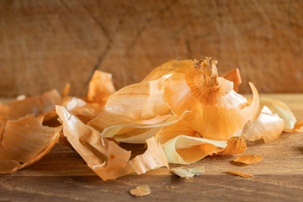 "Ich werfe nichts in die Küche heraus. Ich produziere ein Pulver aus Knoblauch und Zwiebelschalen, was ein echtes Allheilmittel für Pflanzen ist." 