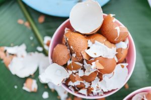 Vergessen Sie teure Grasdünger: Dieser Küchentrick sorgt für einen perfekt grünen Rasen