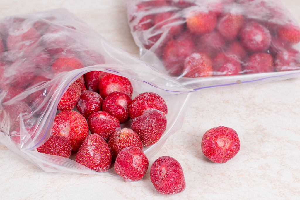 Wie frieren Sie Erdbeeren ein? Machen Sie diesen Fehler nicht. Es verwöhnt ihren Geschmack und verliert seine Form. 