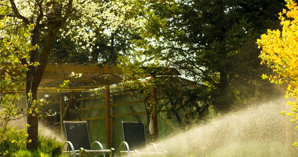 Der Garten muss im Urlaub nicht verkümmern. Es gibt einen Weg, wie sich Pflanzen selbst bewässern können