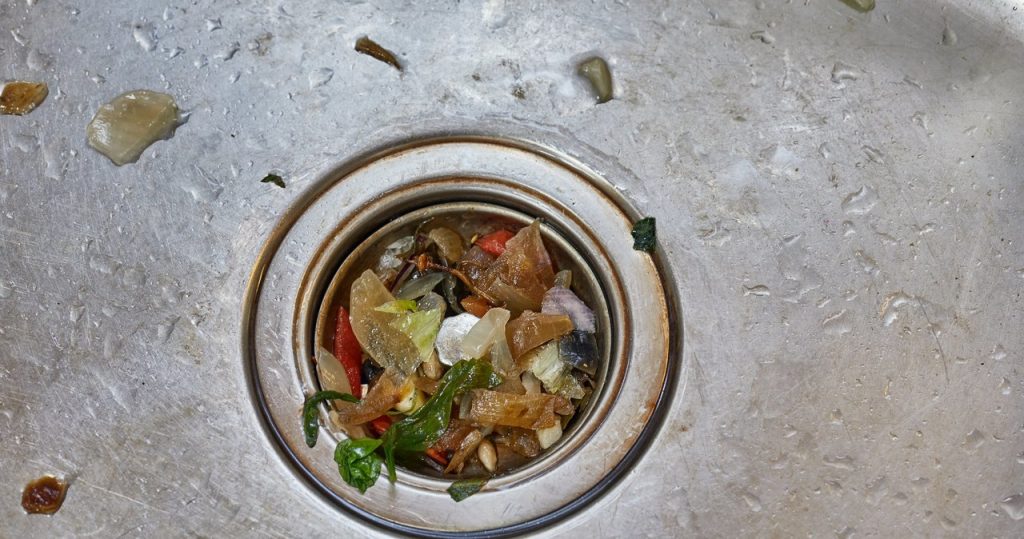 Akşamları boşaltır. Tıkalı bir lavaboyu ve çirkin bir kokuyu unutacaksın