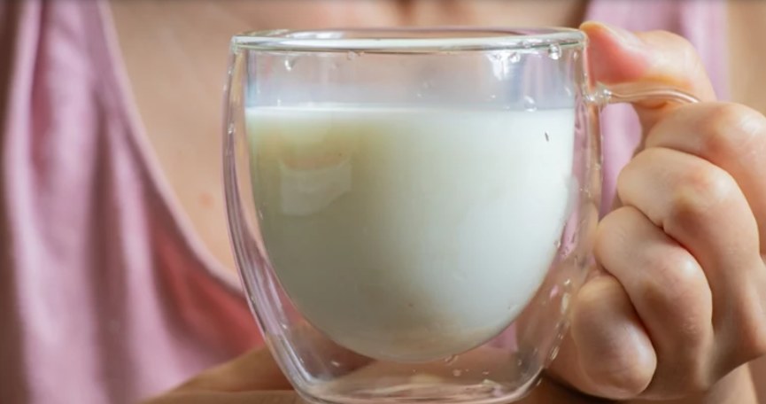 İçmek daha iyi ne olabilir: ayran veya kefir? İyi bir seçim kilo vermenize yardımcı olacaktır