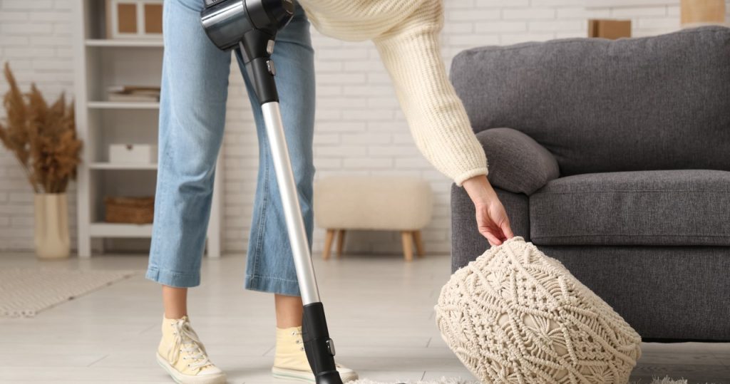 Halı saçları vakumlanamaz mı? Ondan çok hızlı ve çaba sarf etmeden kurtulacaksın