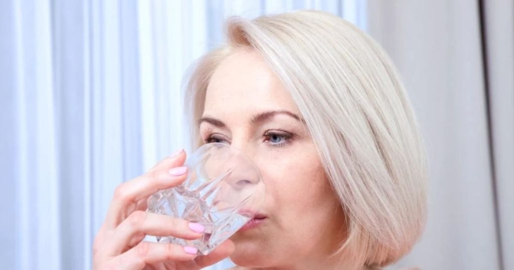 Elektrolitleri çok hızlı bir şekilde tamamlayacaksınız. Yaşlılar sıcak havalarda içmeli