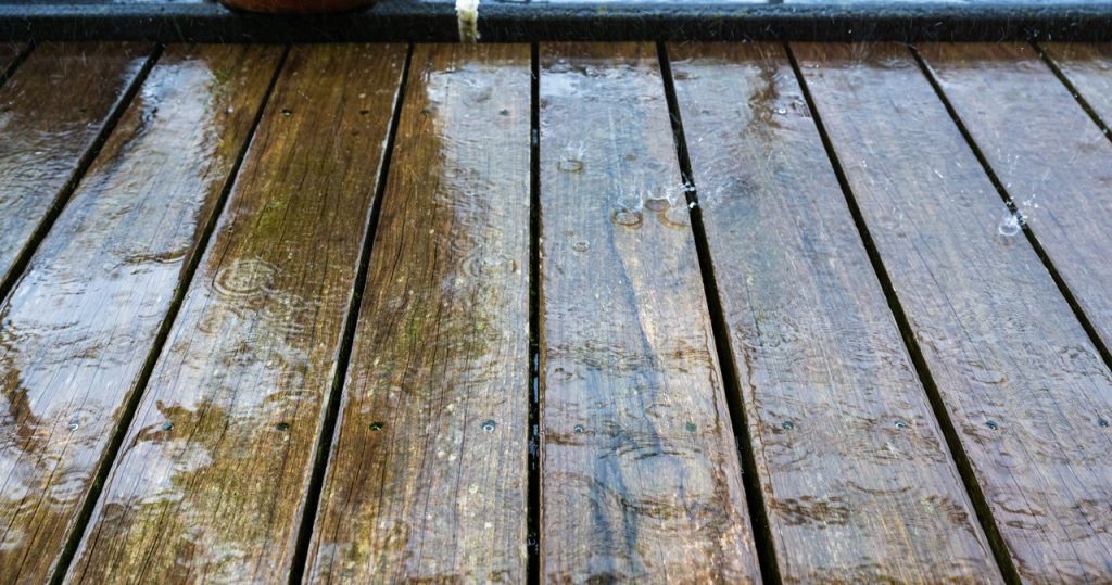 Yağmur tahta bir teras mı verdi? Suyun tahtaları yok etmemesi için yapın