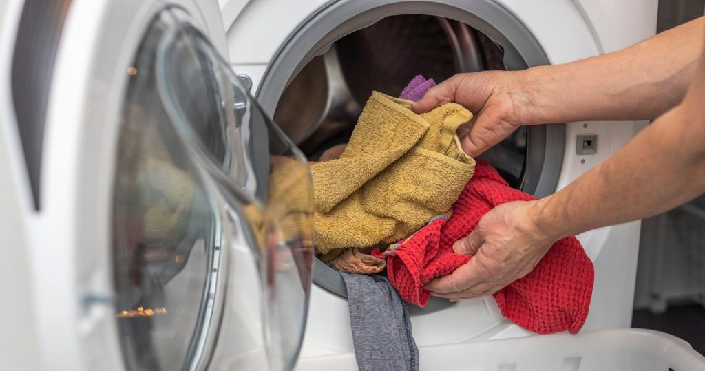 Havlu yıkarken bunu yapmayın. Havluları ve çamaşır makinesini yok ediyorsun