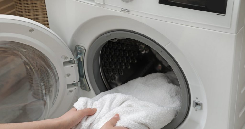 Çamaşır suyu yerine çamaşır makinesine koyun. Çok tasarruf edeceksin ve kıyafetler kar yağacak