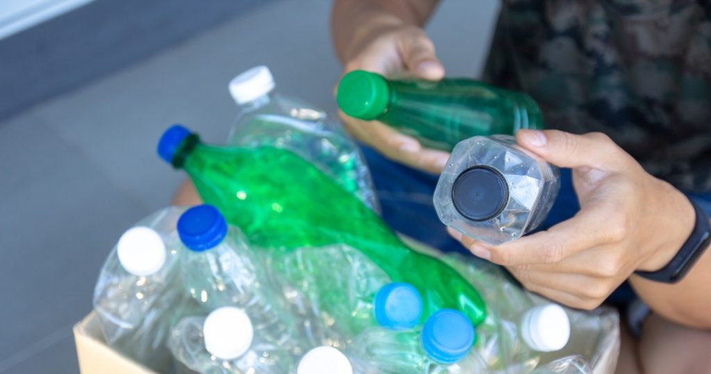 Artık plastik şişeleri sarı kabına fırlatmıyor. Kuralları yakında değiştirmek