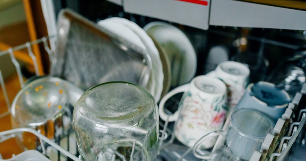 Bulaşık makinesinden ilginç olmayan bulaşıklardan çekiliyor musunuz? Popüler bir hata yüzünden