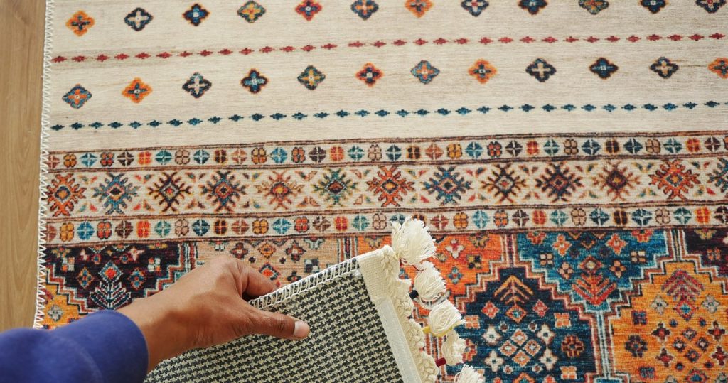 Halının kötü bir kokusu var mı? Çamaşırlara koymak yerine, 2 zloty için toz serpin