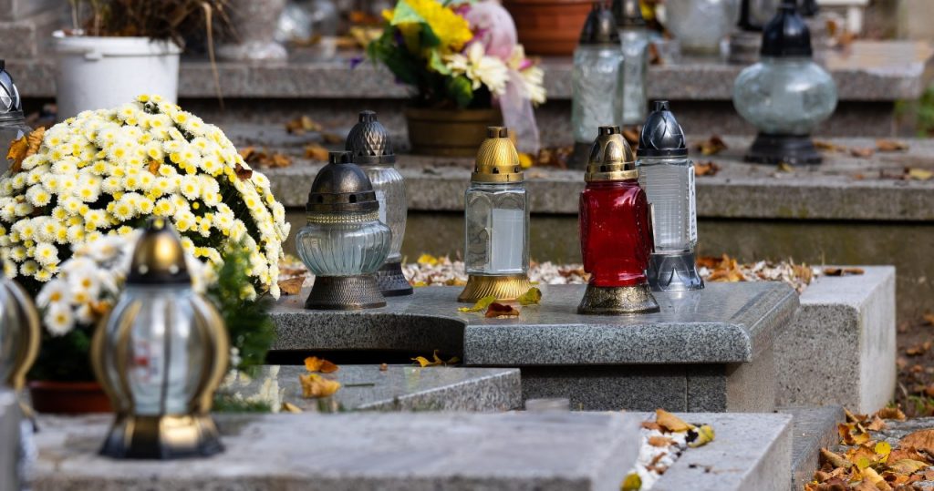 Mezarlığı temizliyor musun? Eski mumları ve buketleri nereye atacağınızı kontrol edin