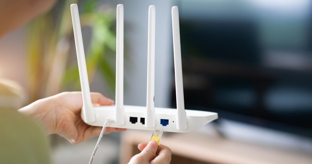 Hepimiz onları evde tutuyoruz. Bu nedenle Wi-Fi zar zor çalışıyor
