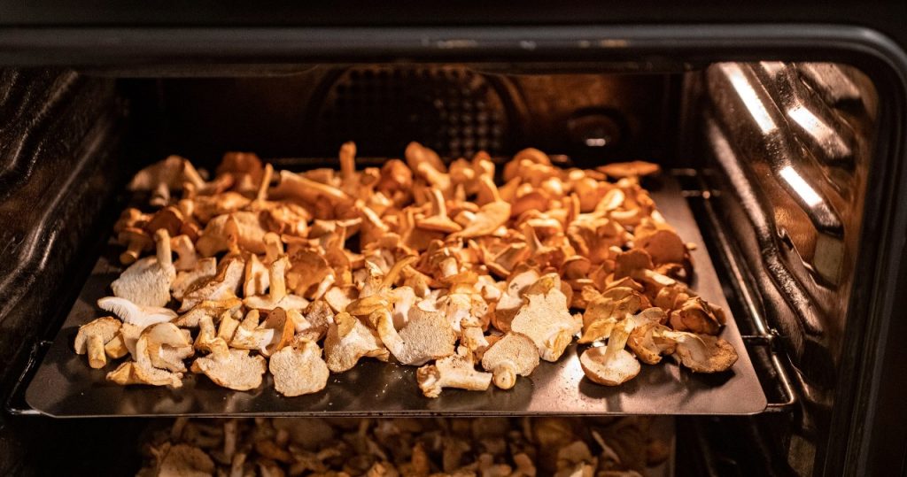 Mantarları tam olarak bu sıcaklıkta kurutun. Uzun süre lezzetli ve aromatik kalacaklar